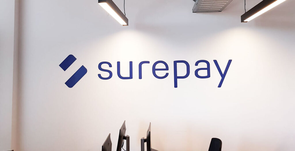 Muurbelettering, logo op muur met beeldmerk