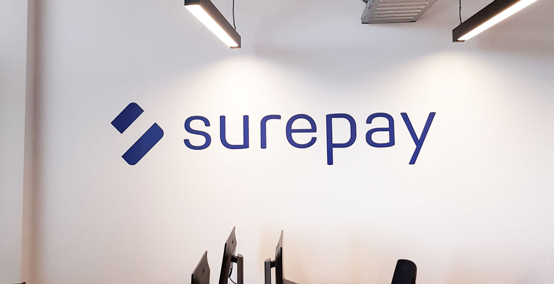 Muurbelettering, logo op muur met beeldmerk
