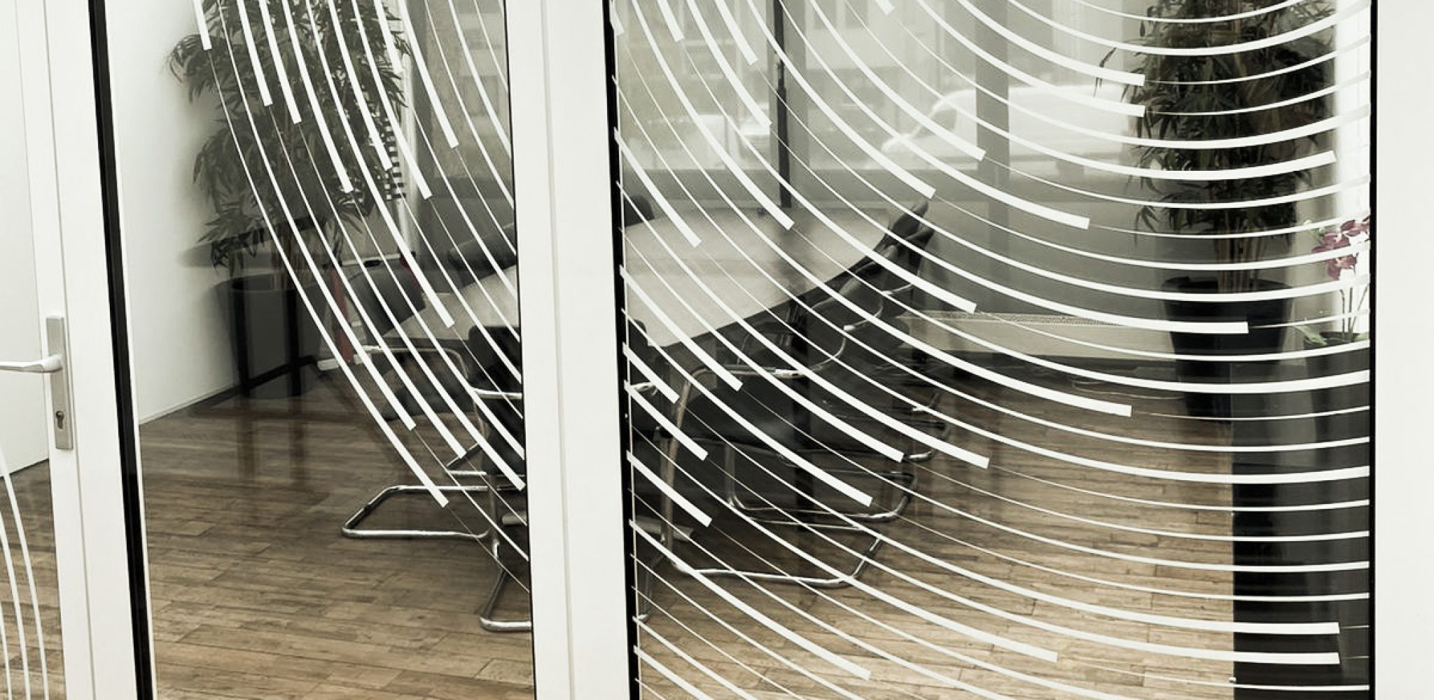 Raamsticker op kantoorpand in ronde vorm met witte strepen