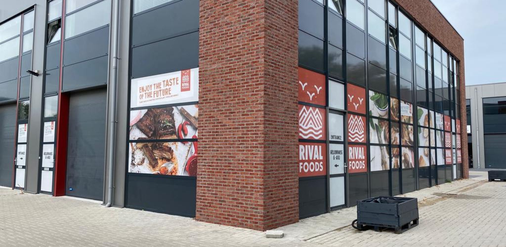 Onewayvision, raamvisual voor raampartij van Rivalfoods met rood en wit