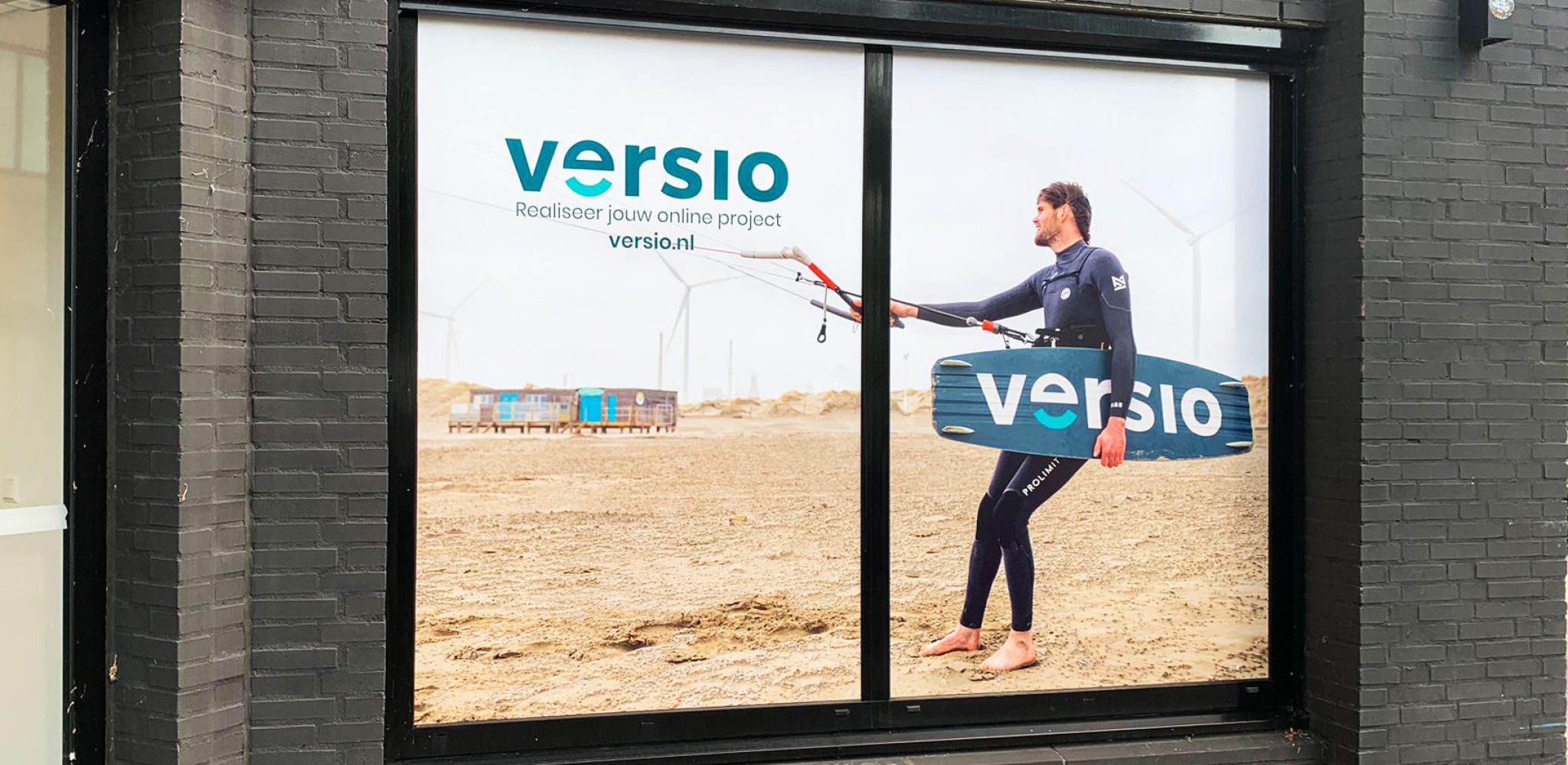 Onewayvision, raamvisual voor versio met foto man die surft