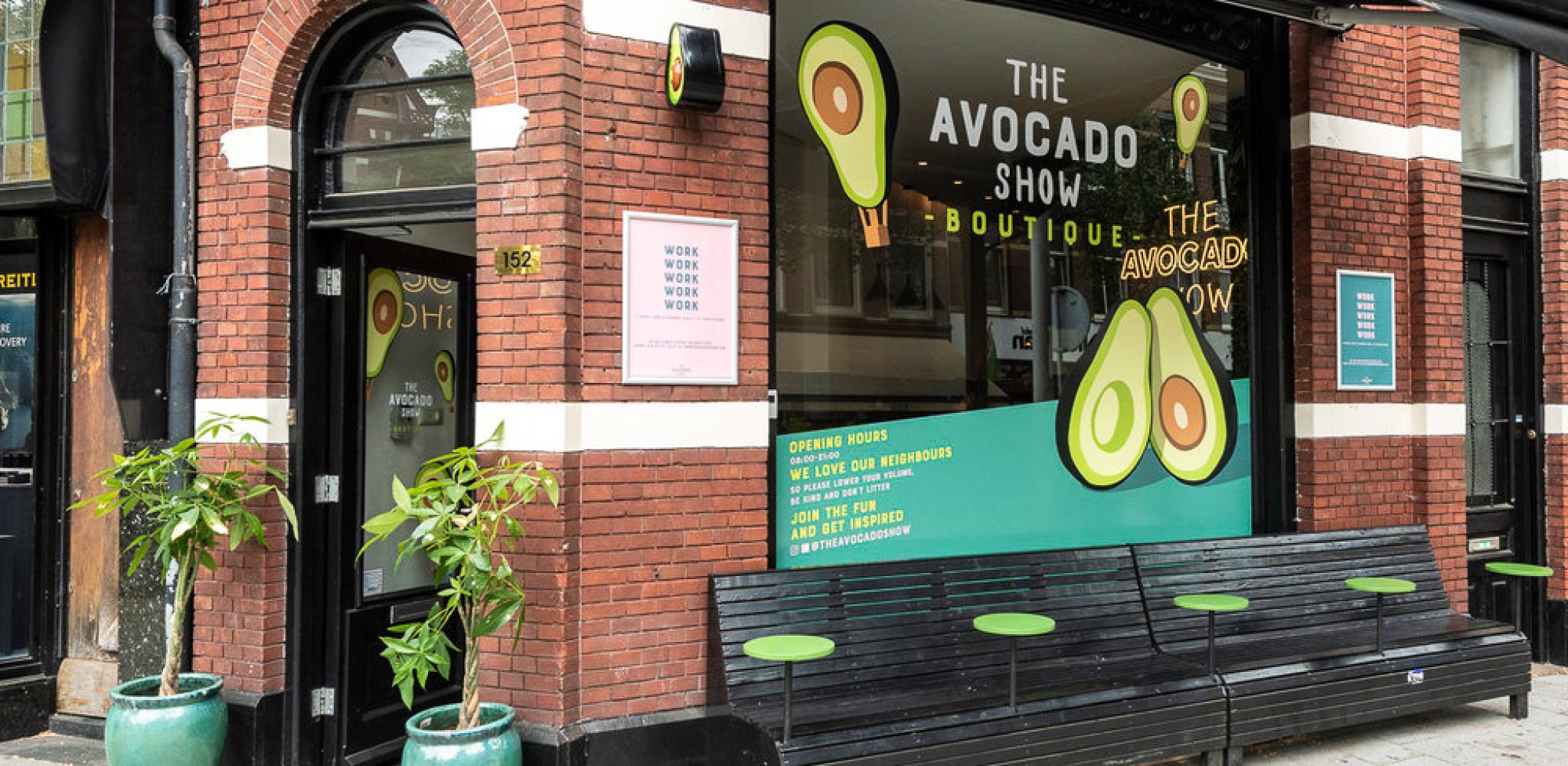 Raamsticker, logo en illustraties van avocado show, horeca pand