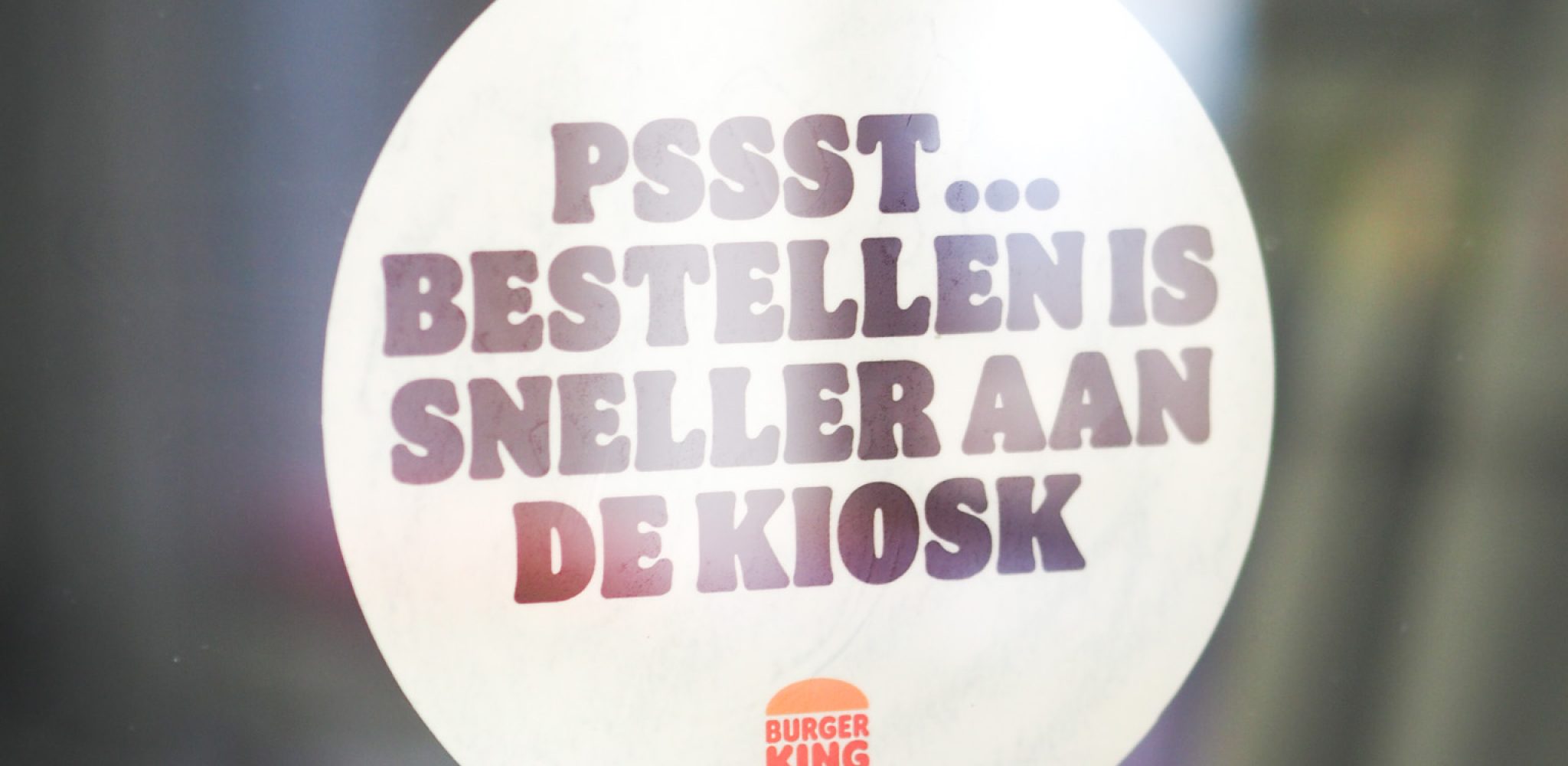 Ronde dubbelzijdige raamsticker voor burgerking restaurant met bestellen tekst