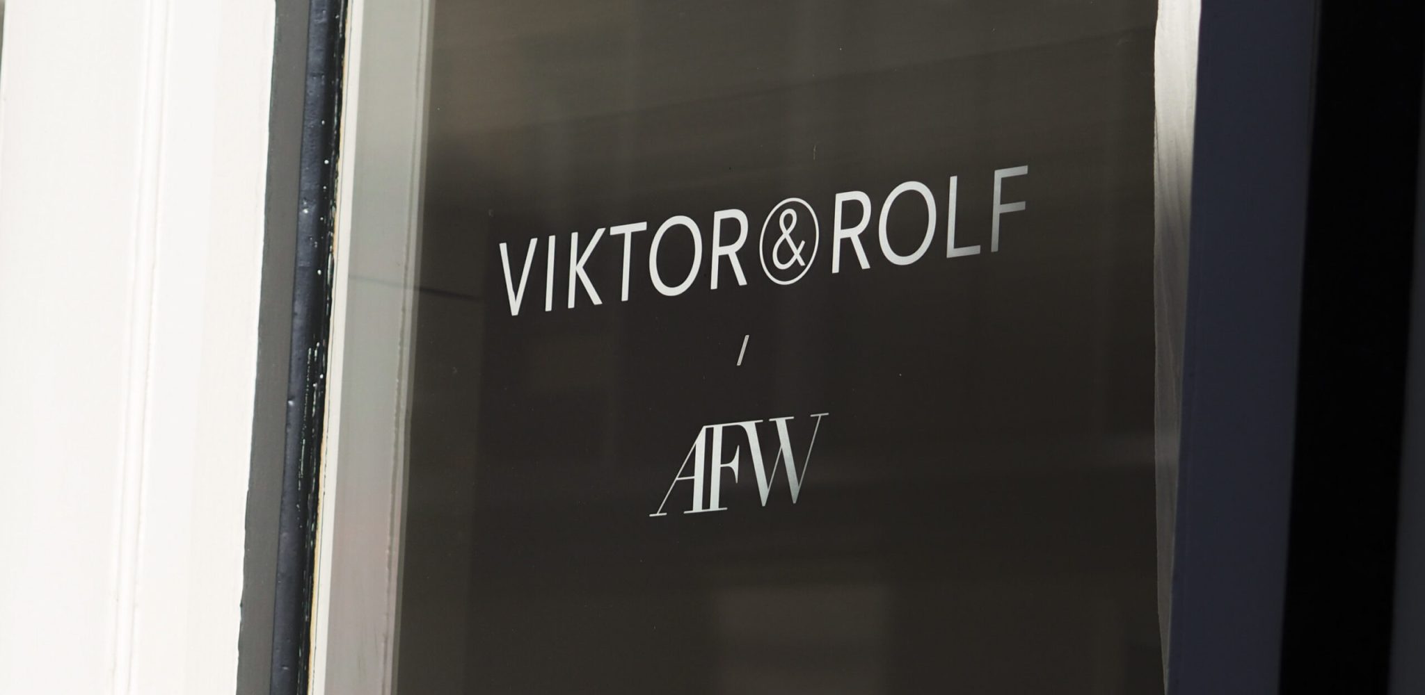 Raambelettering sticker viktor en rolf voor amsterdam fashion week