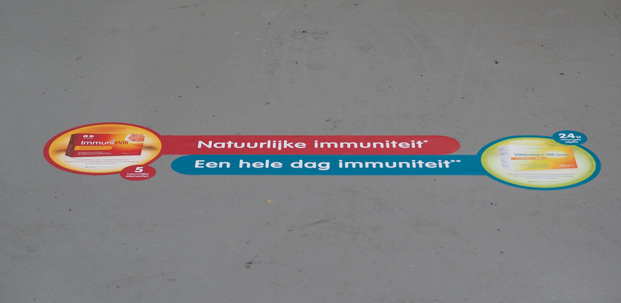 Vloersticker voor product in drogist met rood en blauw