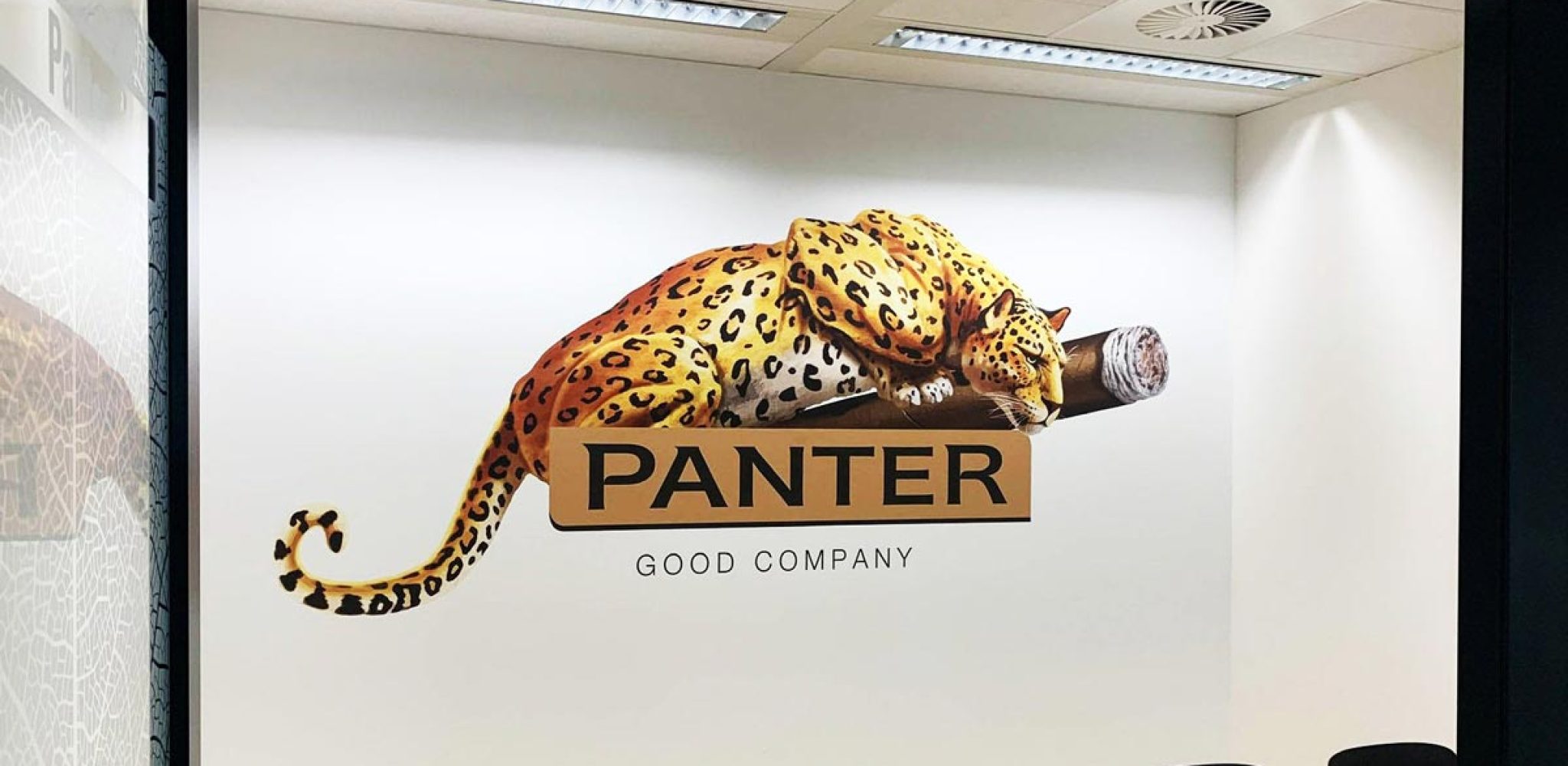 Foto panter met logo in kantoorruimte