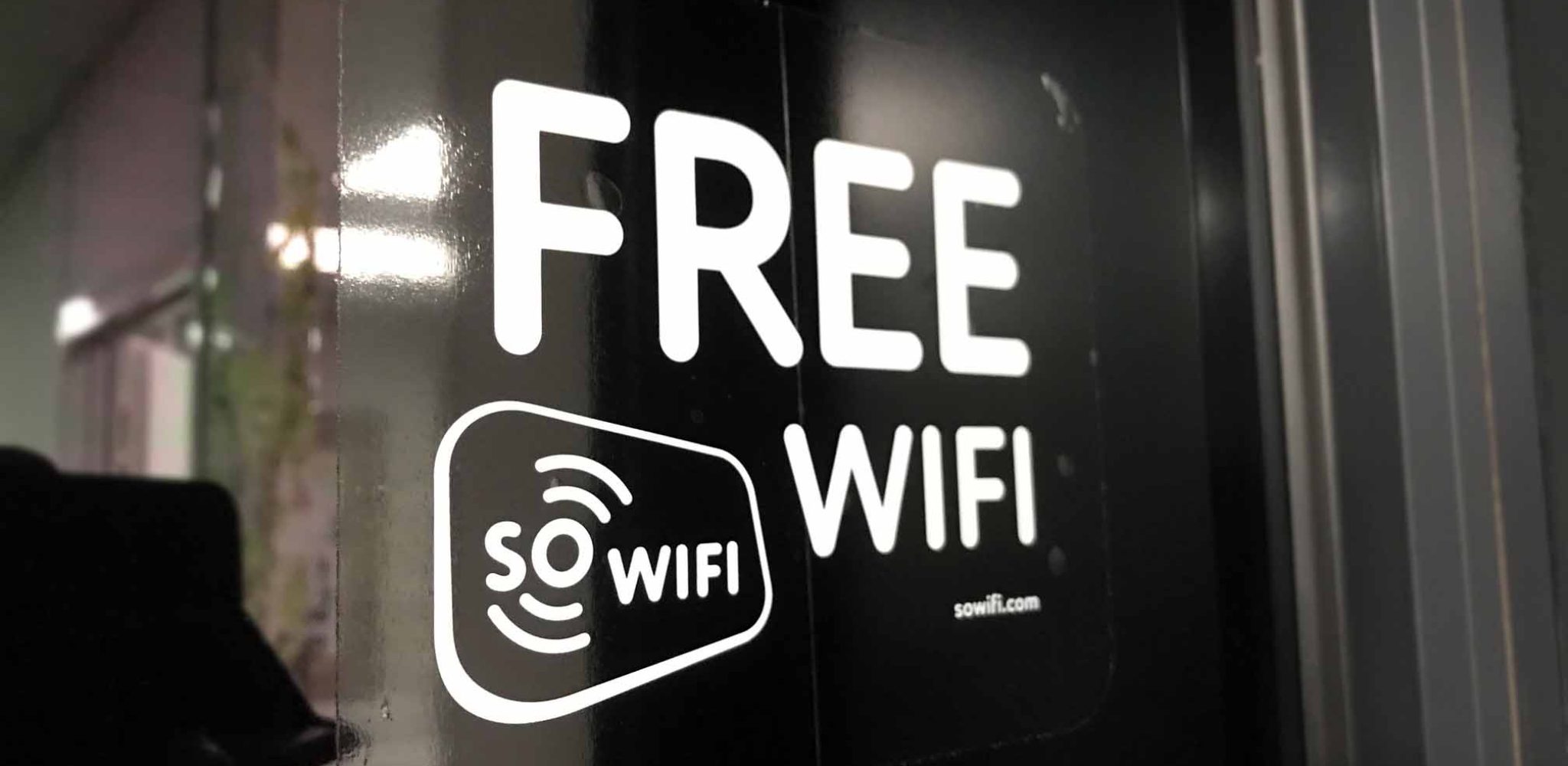 Free wifi sticker voor op raam in dekwit